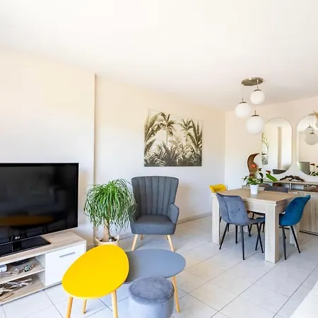 Bright Cocoon With Balcony And Lovely Views Апартаменты Йер