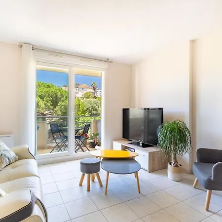 Bright Cocoon With Balcony And Lovely Views Апартаменты Йер