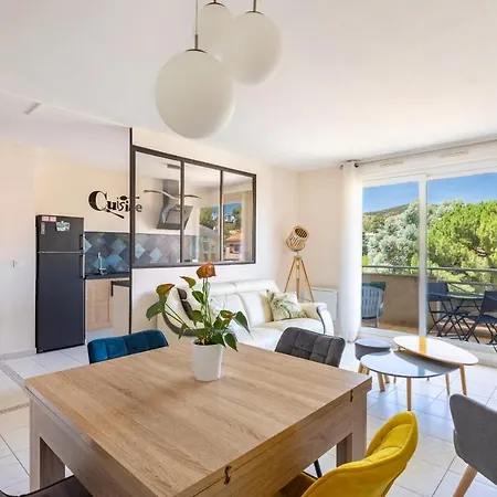 Апартаменты Bright Cocoon With Balcony And Lovely Views